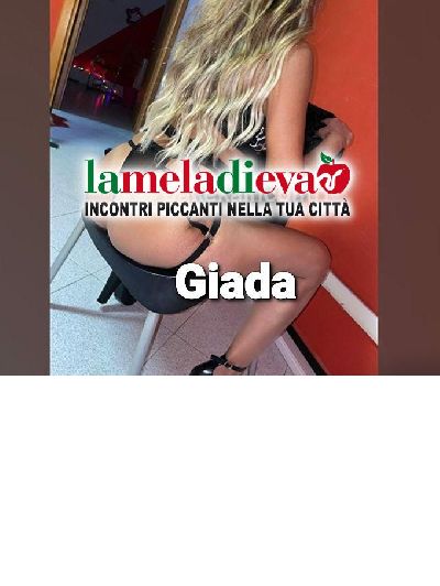 GIADA A NAPOLI CENTRO EX MODELLA CON NUO...