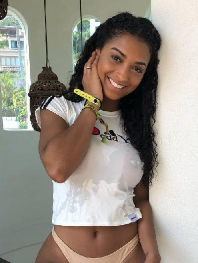 Alessia mulatta afro-cubana