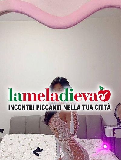 RAGAZZA ORIENTALE PICCOLINA  TROIETTA AD...