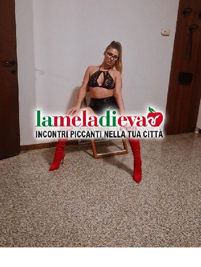 BELLISSIMA RAGAZZA IN TOUR A MILANO PER ...