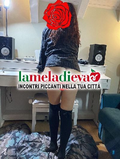 Mia moglie mentre io lavoro lei si diver...