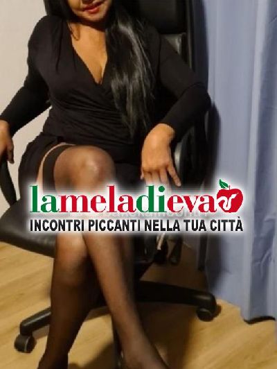 SIGNORA  CASALINGA  APPENA ARRIVATA PRIM...